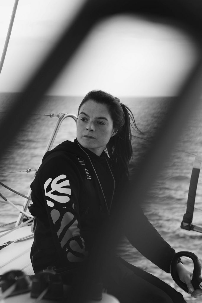 Chloé Le Bars navigatrice professionnelle à la barre de son FIGARO 3 qui porte une salopette SAILIZ