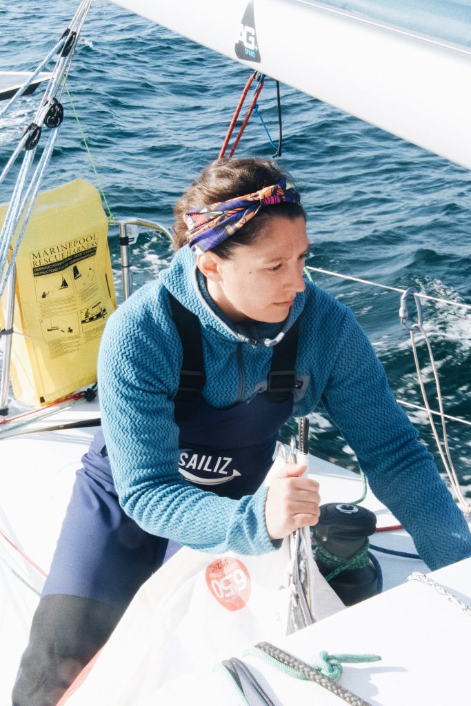 Navigatrice Noémie Catalano en train de manoeuvrer à bord de son mini 6.50 en Bretagne